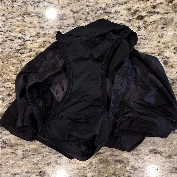 lululemon athletica Black “Hotty Hot” lined running shorts size 6 - Picture 4 of 4